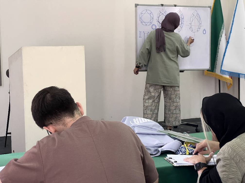 برگزاری چهارمین جلسه هفتمین دوره جامع طراحی طلا و جواهرات دانشگاه تهران